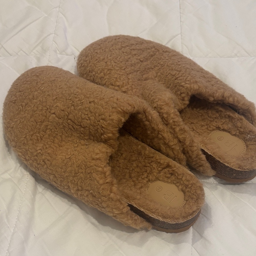 NWOT INTENTIONALLY BLANK Tan Fuzzy Mules